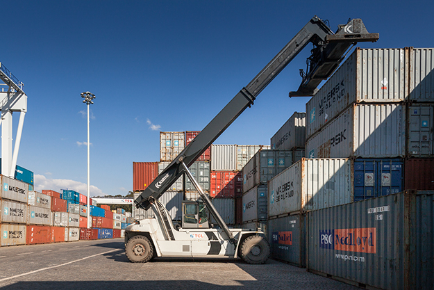 13- Reach Stacker with spreader - Ek