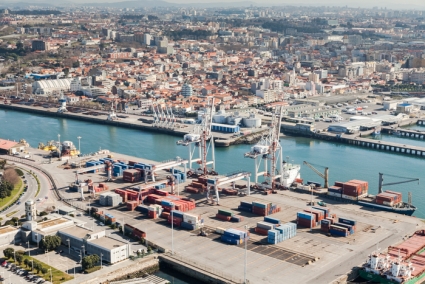 ALMOST 3.000 TEU/DAY ONCE AGAIN...