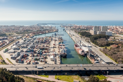 YILPORT LEIX&Otilde;ES "THREATS" THE 3,000 TEU / DAY