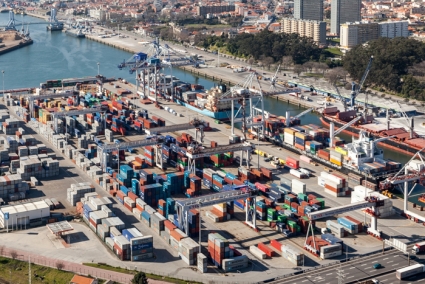 YILPORT LEIX&Otilde;ES YIELDED 11 900 TEU
